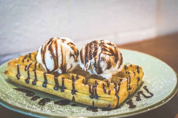 Waffles With Ice Cream Tasty Belgium buttermilk waffle served with two scoops of vanilla ice cream — Stock Photo, Image