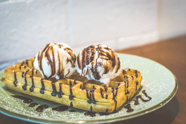 Waffles With Ice Cream Tasty Belgium buttermilk waffle served with two scoops of vanilla ice cream — Stock Photo, Image