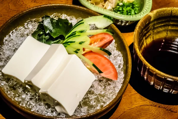 Tofu na ledovém předkrmu s kombu řasou, okurkou, rajčaty a sójovou omáčkou na boku — Stock fotografie