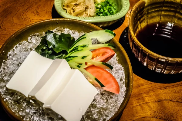 Tofu na ledovém předkrmu s kombu řasou, okurkou, rajčaty a sójovou omáčkou na boku — Stock fotografie