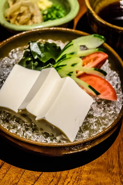 Tofu pe aperitiv de gheață cu alge kombu, castravete, roșii și sos de soia pe lateral — Fotografie, imagine de stoc