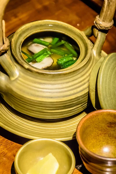 Supă miso cu scoici, ciuperci, ceapă de primăvară servită într-un ceainic . — Fotografie, imagine de stoc