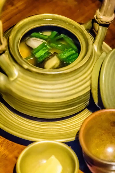 Sopa miso com amêijoas, cogumelos, cebolinha servida em um bule de chá . — Fotografia de Stock