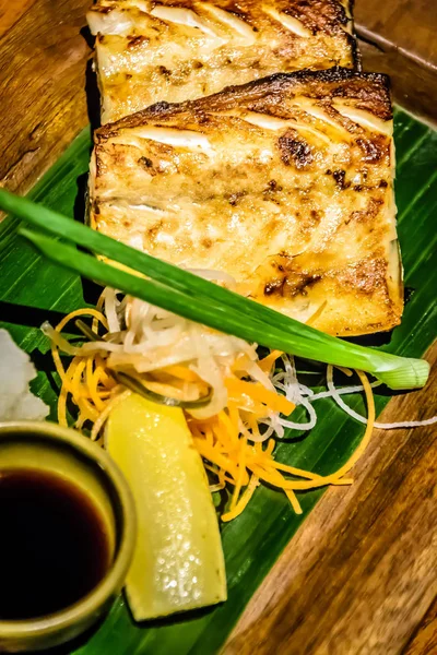 Yanında limon ve soya sosuyla ızgara morina balığı. — Stok fotoğraf
