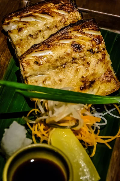 Pește de cod la grătar cu o pană de lămâie și sos de soia pe partea laterală — Fotografie, imagine de stoc