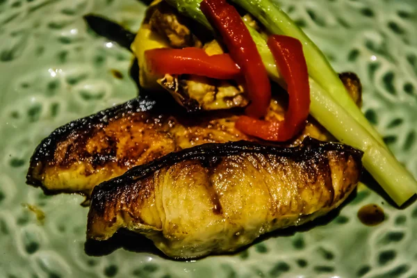 Bacalhau grelhado com uma cunha de limão e molho de soja na lateral — Fotografia de Stock