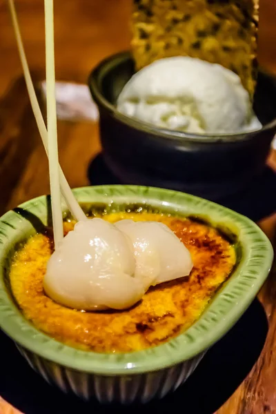 Creme brulee cu lychee pe partea de sus și servite cu înghețată de vanilie . — Fotografie, imagine de stoc