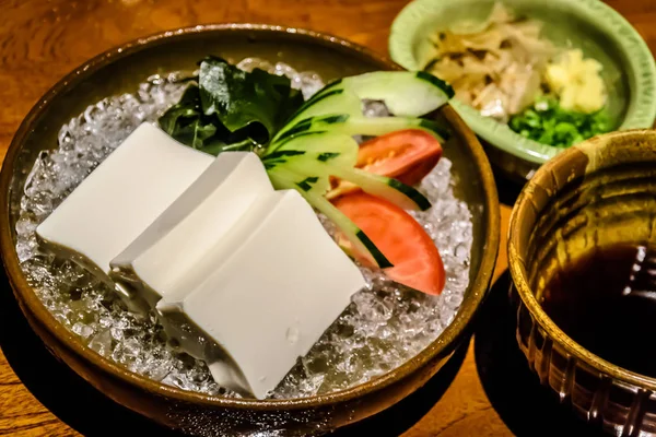 Tofu na ledovém předkrmu s kombu řasou, okurkou, rajčaty a sójovou omáčkou na boku — Stock fotografie