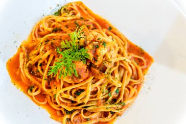 Kurutulmuş karides, zeytinyağı ve maydanozlu domates soslu fettucine makarna.