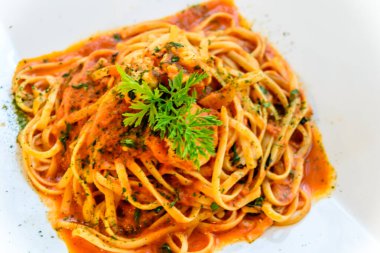 Kurutulmuş karides, zeytinyağı ve maydanozlu domates soslu fettucine makarna.