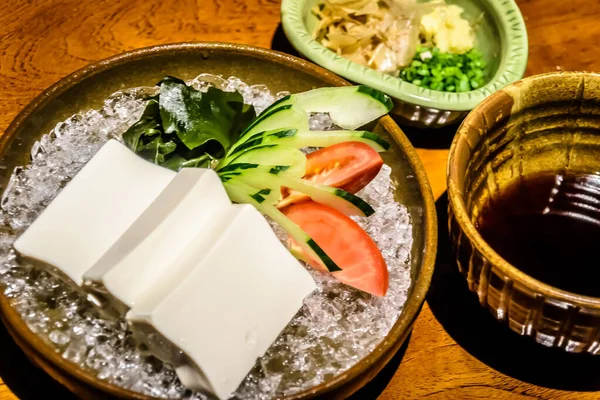 Tofu na ledovém předkrmu s kombu řasou, okurkou, rajčaty a sójovou omáčkou na boku — Stock fotografie