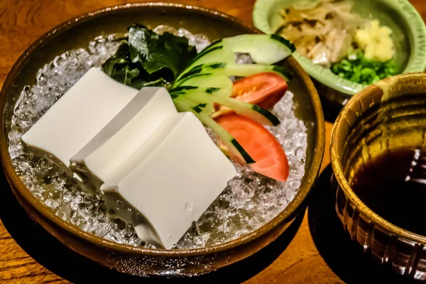 Tofu pe aperitiv de gheață cu alge kombu, castravete, roșii și sos de soia pe lateral — Fotografie, imagine de stoc