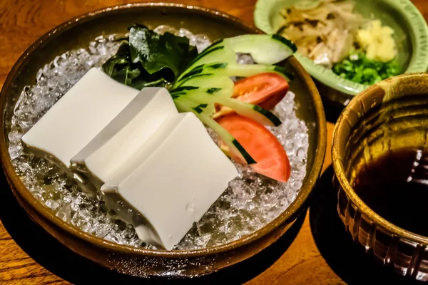 Buzlu soya peyniri, kombu yosunu, salatalık, domates ve soya sosu. — Stok fotoğraf