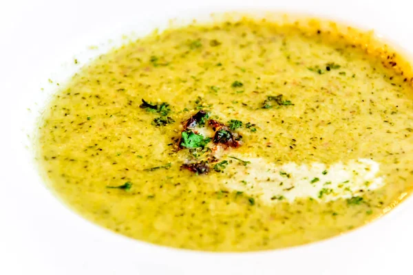 Krem zupy brocolli z kawałkami bekonu serwowane w białej porcelany talerz zupy — Zdjęcie stockowe