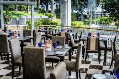 Cam, çatal bıçak ve peçeteli güzel masa sehpaları.