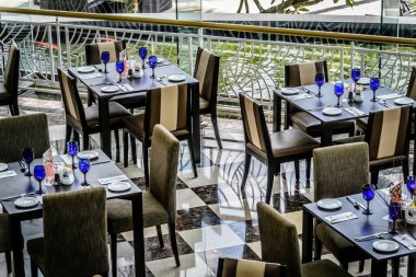 Cam, çatal bıçak ve peçeteli güzel masa sehpaları.