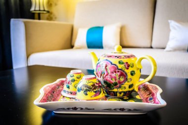 Oturma odasındaki sehpanın üzerindeki tepside Peranakan çayı.