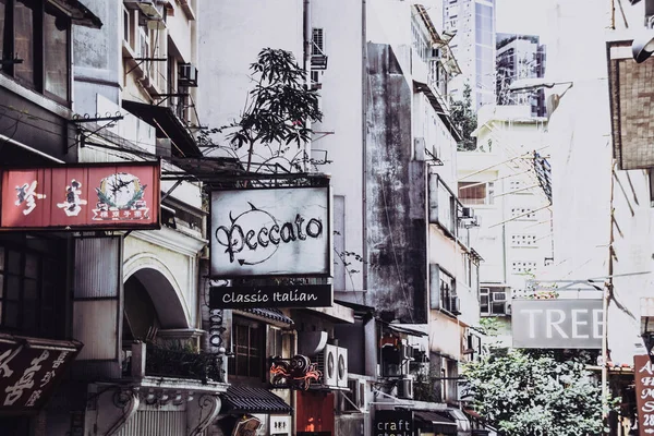 Un sacco di cartelli e pubblicità in giro per Hollywood strada nel centro di Hong Kong — Foto Stock