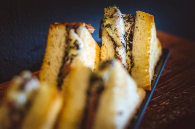 Trüf Tramezzini erimiş mozzarella üzerine yumuşak sığır pastırması ve siyah trüf mantarlı ekmek.