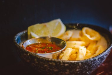 Kızarmış Calamari Çıtır Kalamar Domates soslu pomodoro sosuyla servis edilir