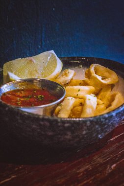 Kızarmış Calamari Çıtır Kalamar Domates soslu pomodoro sosuyla servis edilir
