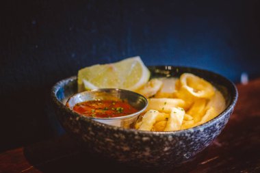 Kızarmış Calamari Çıtır Kalamar Domates soslu pomodoro sosuyla servis edilir
