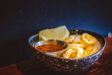 Kızarmış Calamari Çıtır Kalamar Domates soslu pomodoro sosuyla servis edilir