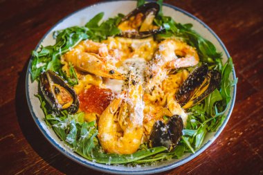 Pembe soslu makarna (Pomodoro ve Carbonara karışımı), Grated Parmesan, Extra Virgin Zeytinyağı, Arugula, Sous Vide Egg, Calamari, Black Lump Fish Havyar, Black Loffle Pate, Karides