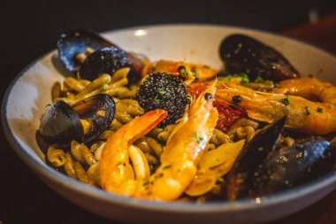 Sauteed Karidesli makarna, Somon Havyarı, Kara Lump Balık Havyarı, Mavi Midye, Kalamari, Mantar Yağı, Tom Yum Sosu