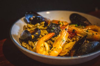 Sauteed Karidesli makarna, Somon Havyarı, Kara Lump Balık Havyarı, Mavi Midye, Kalamari, Mantar Yağı, Tom Yum Sosu