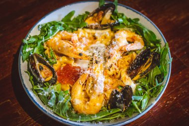 Pembe soslu makarna (Pomodoro ve Carbonara karışımı), Grated Parmesan, Extra Virgin Zeytinyağı, Arugula, Sous Vide Egg, Calamari, Black Lump Fish Havyar, Black Loffle Pate, Karides