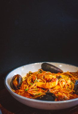 Pomodoro 'lu deniz ürünleri makarnası, makarna, karides, midye, kalamar.