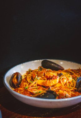 Pomodoro 'lu deniz ürünleri makarnası, makarna, karides, midye, kalamar.