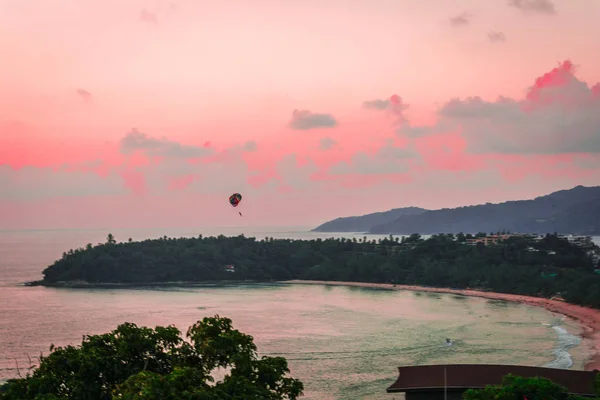 Zonsondergang scène en wolken over Kata Beach in Phuket, Thailand — Stockfoto