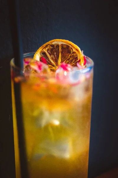 Artisanal Cold Brew Tea Simple, refreshing cold brew earl grey tea infused with lemon and rosemary leaves — Stock Photo, Image