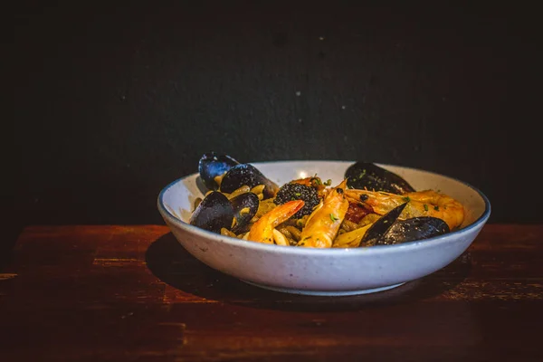 Pasta met gepaneerde garnalen, zalmkaviaar, zwarte viskaviaar, blauwe mosselen, Calamari, truffelolie, Tom Yum Sauce — Stockfoto