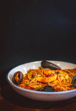 Pomodoro 'lu deniz ürünleri makarnası, makarna, karides, midye, kalamar.