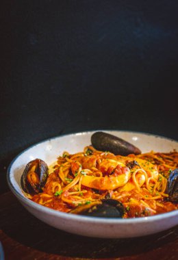 Pomodoro 'lu deniz ürünleri makarnası, makarna, karides, midye, kalamar.