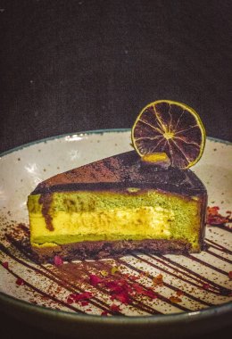 Pistachio & Yuzu Feuilletine Pastası İlkbahar Keyfi; Hafif ve Lezzetli Pasta