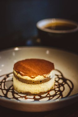 Tiramisu Kakao ve espressonun kalın tadını mascarpone peyniri ve bayan parmak bisküvileriyle harmanlayan zengin bir ziyafet.