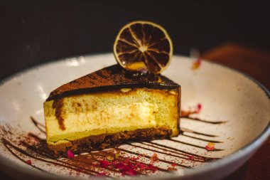 Pistachio & Yuzu Feuilletine Pastası İlkbahar Keyfi; Hafif ve Lezzetli Pasta