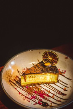 Pistachio & Yuzu Feuilletine Pastası İlkbahar Keyfi; Hafif ve Lezzetli Pasta