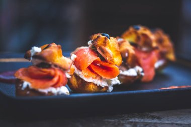 Tütsülenmiş somon, krem peynir, kapari, profiterol rellenos ile Delicias De Salmon