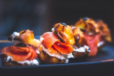 Tütsülenmiş somon, krem peynir, kapari, profiterol rellenos ile Delicias De Salmon