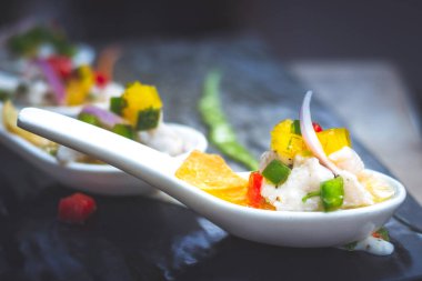 Kireç ve Herb, Fındık ve Tortilla ile deniz kabuğu Ceviche, Çin çorba kaşığında servis edilir.
