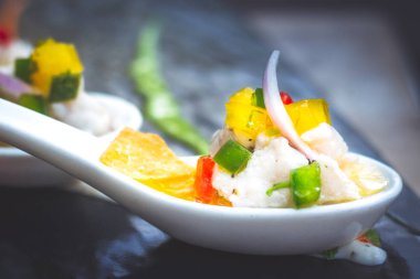 Kireç ve Herb, Fındık ve Tortilla ile deniz kabuğu Ceviche, Çin çorba kaşığında servis edilir.