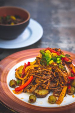 Ropa Vieja kıymalı biftek, domates soslu sebze ve Arroz Moro.