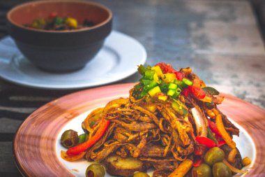 Ropa Vieja kıymalı biftek, domates soslu sebze ve Arroz Moro.