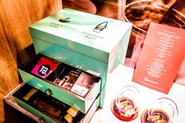 Kahve makinesi ve ahşap bir dolapta kahve paketleri olan güzel bir büfe.