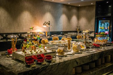 Isırık büyüklüğünde kanepelerle dolu bir açık büfe. 